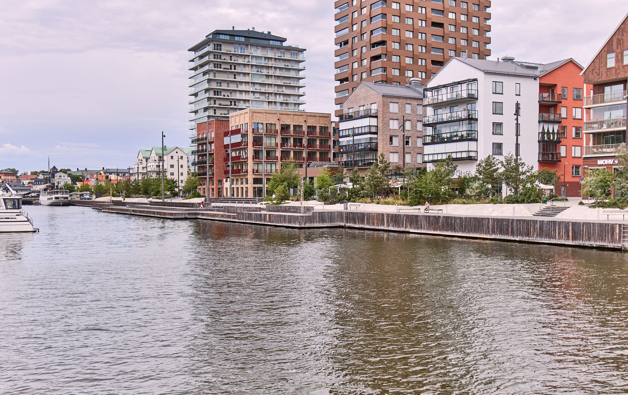 Utsikt över Norrtälje hamn med kajen och båtarna