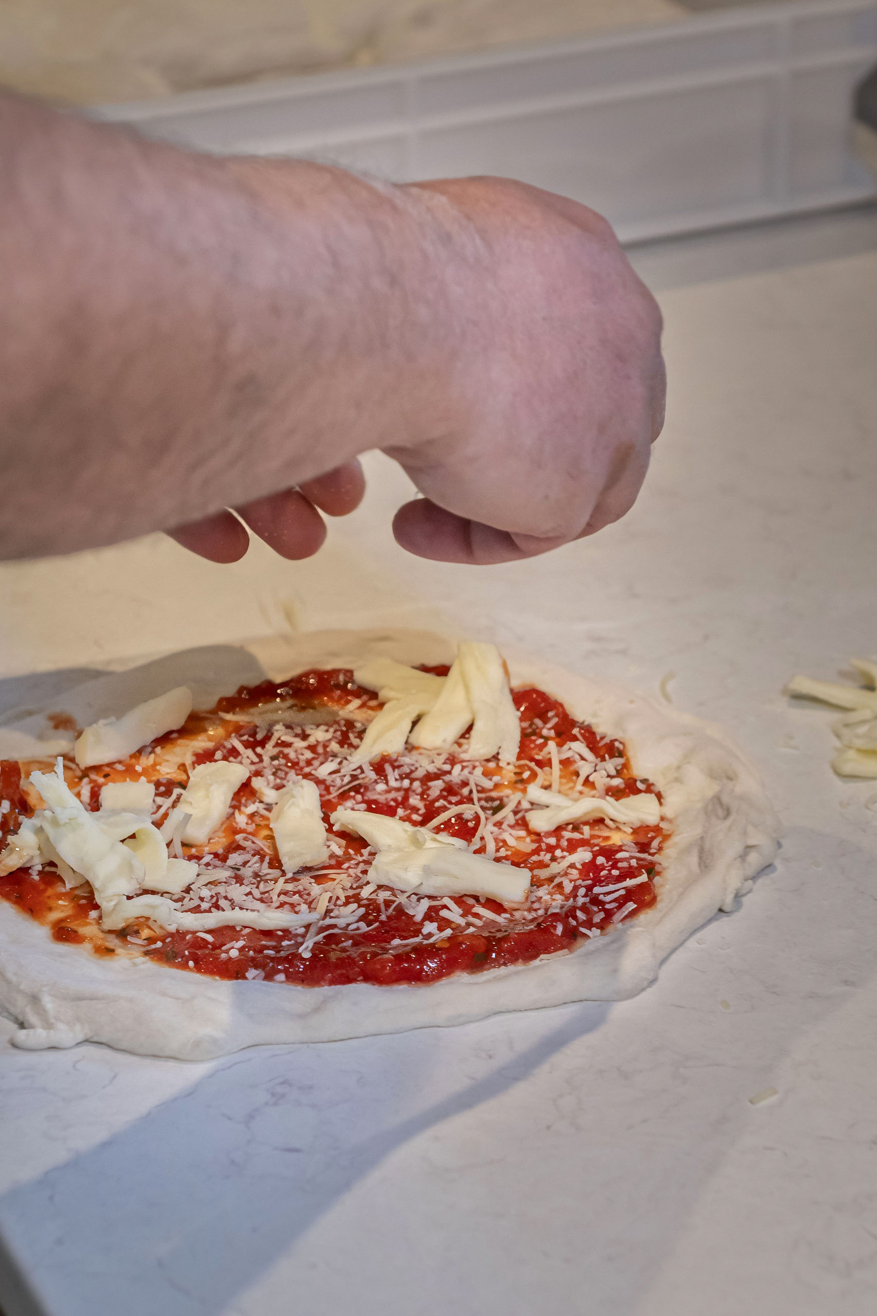 Toppning av napolitansk pizza