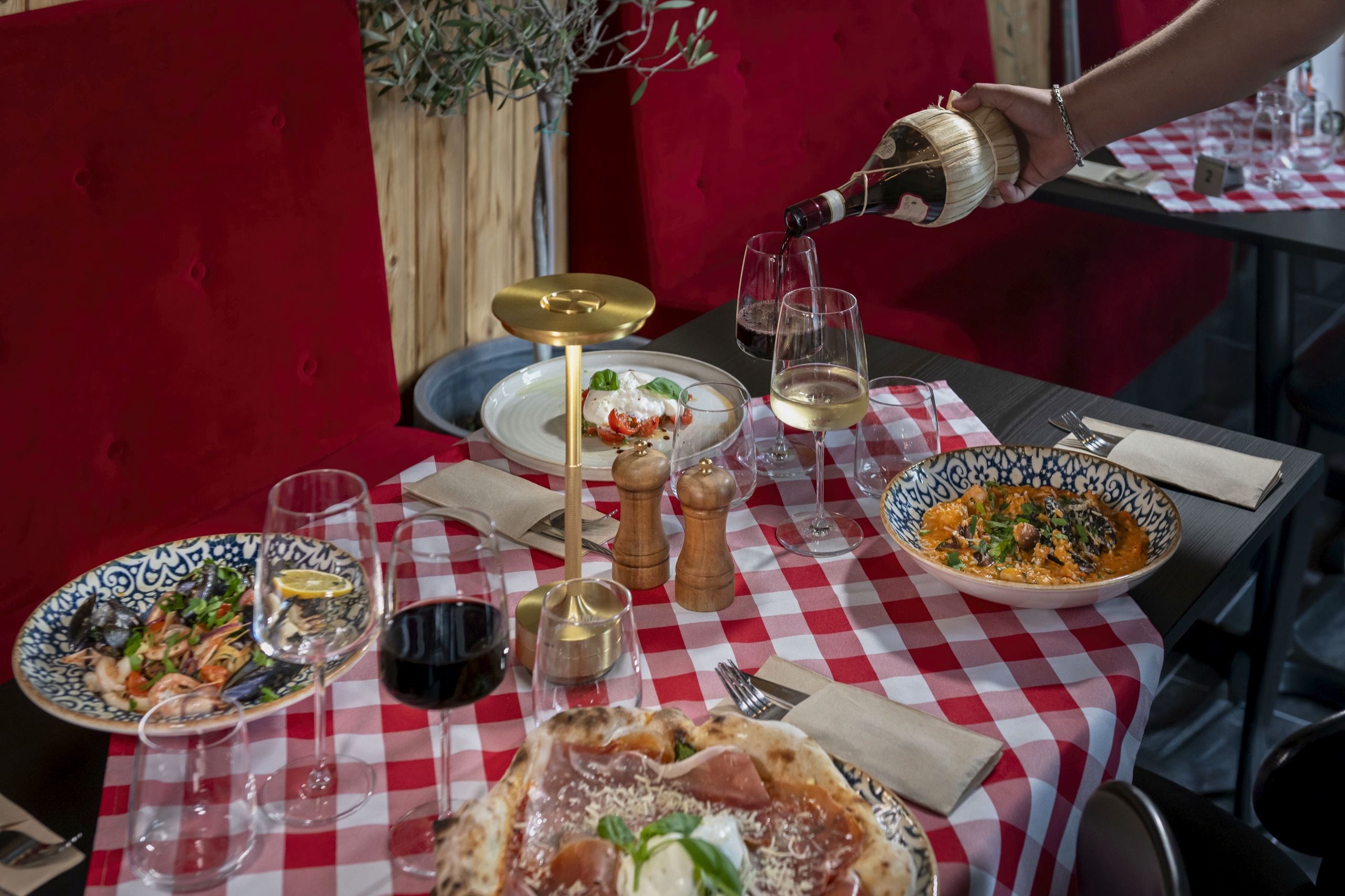 Dukat bord med pizza, pasta, skaldjur och vin på Bistrot di Famiglia