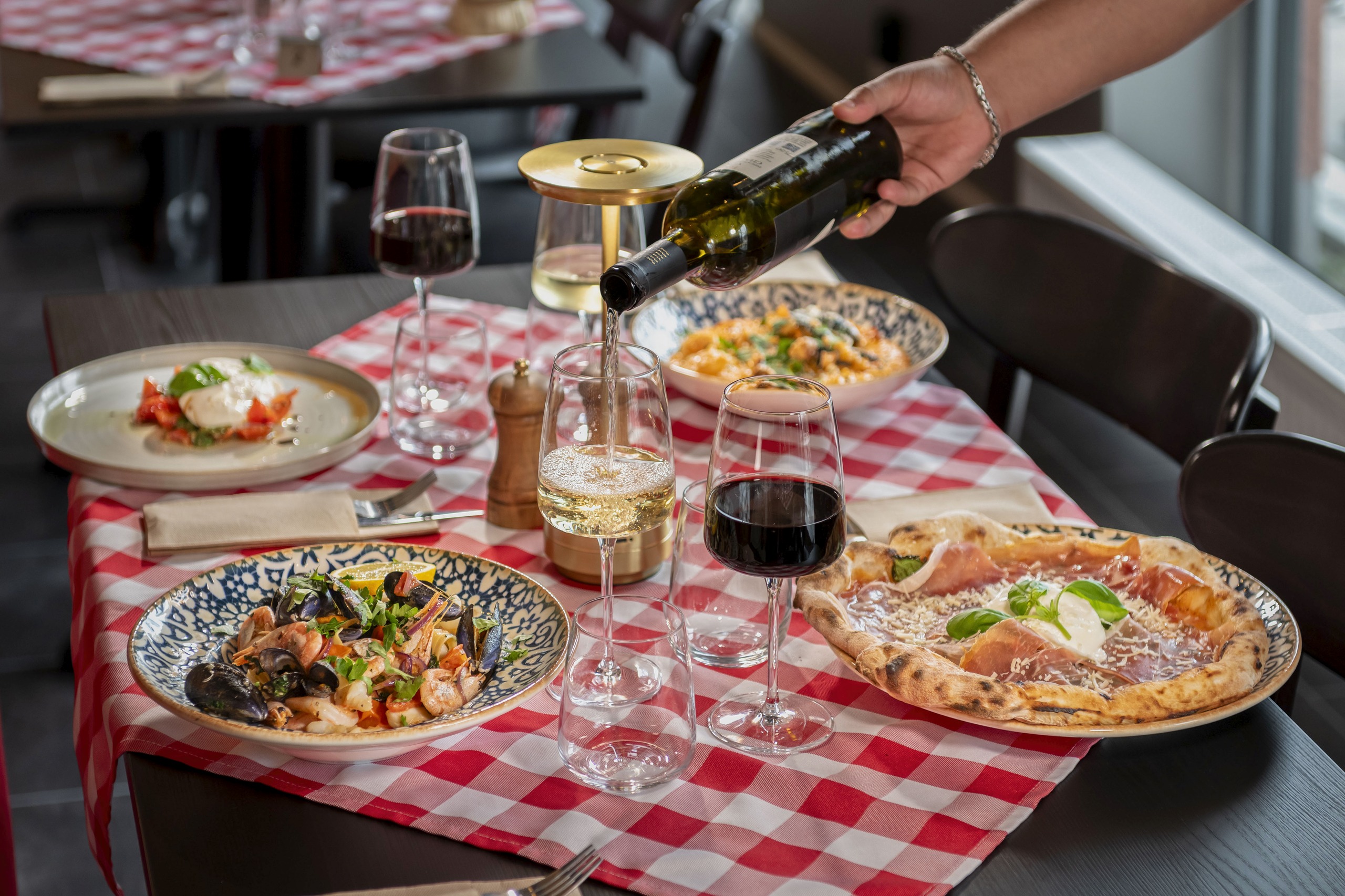 Italienska viner serveras vid bordet
